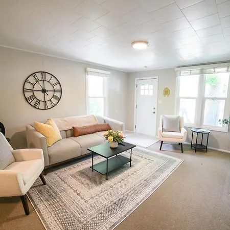 Adorable And Cozy Bungalow